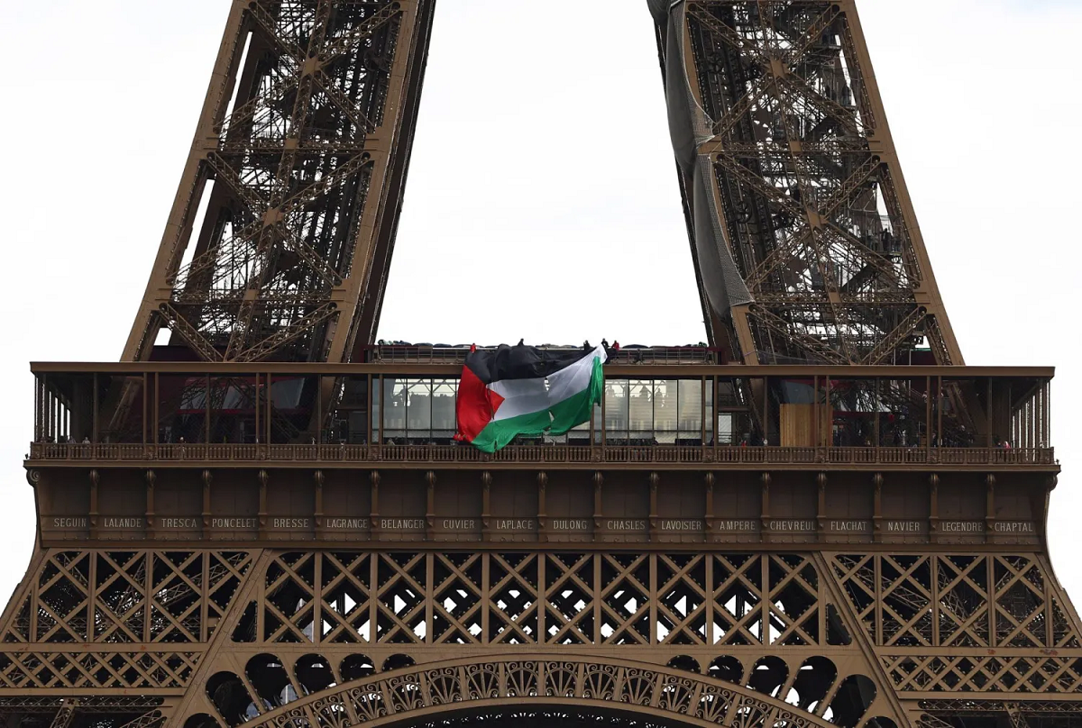 فرنسا توقف 6 أشخاص لرفعهم العلم الفلسطيني على برج إيفل